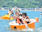 たらいこぎ大会の様子＝昨年７月、香美町香住区の香住浜海水浴場