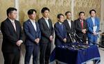 　企業・団体献金禁止法案を巡り、記者会見する野党５党派の政治改革の責任者ら。中央は立憲民主党の大串博志代表代行＝１５日午後、国会