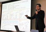 縄文時代の生活について語る浜田研究推進員＝２４日、鳥取市富安２丁目の市立中央図書館