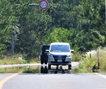 猛暑日となり「逃げ水」現象が発生した道路＝１２日、鳥取市福部町湯山の県道３１９号