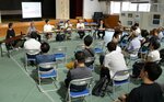 プラザ佐治の建築物としての魅力や価値、将来の活用策について語り合う参加者＝２８日、鳥取市佐治町加瀬木のプラザ佐治