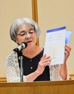 講演する田中幸子さん＝８日、鳥取市尚徳町のとりぎん文化会館