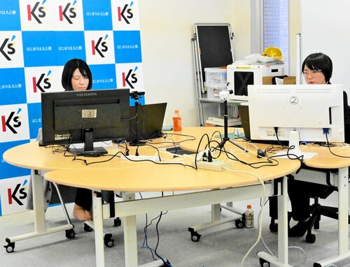 オンラインで先進事例を紹介する社員ら