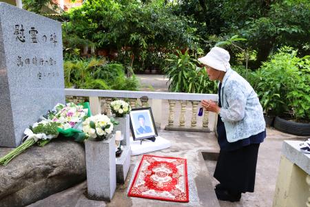 　カンボジアの首都プノンペンで高田晴行警視の慰霊碑に手を合わせる母親の幸子さん＝１日（共同）