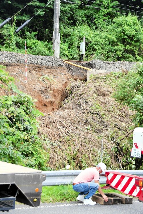 線路に敷かれた砂利が崩落した現場＝１４日午後１時５０分、鳥取市白兎のＪＲ山陰本線宝木―末恒間