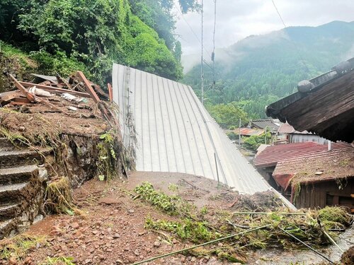 【建物倒壊】土砂に押しつぶされた建物＝１６日午前７時半ごろ、鳥取市佐治町※谷（中村喬日本海新聞佐治販売所長・通信部長撮影）※は券の刀が旧