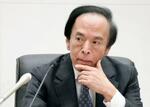 　記者会見する日銀の植田総裁。金融政策決定会合で、政策金利を維持することを決めた＝１９日午後、日銀本店