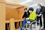 段ボールベッドについて社協職員に説明する植村理事長（左）