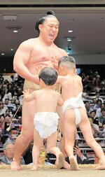 引退相撲で息子たちに押し込まれる元幕内石浦の間垣親方＝１日、東京・両国国技館（代表撮影）