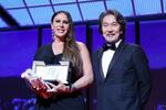 　第７７回カンヌ国際映画祭で女優賞に輝いたカルラ・ソフィア・ガスコンさん（左）とプレゼンターの役所広司さん＝２５日、フランス・カンヌ（ゲッティ＝共同）
