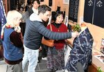 倉吉絣に触れるモニターツアーの参加者