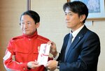 災害義援金を贈る野津社長（右）＝１１日、鳥取県庁