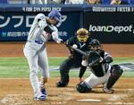 　マーリンズ戦の５回、９号２ランを放つドジャース・大谷＝マイアミ（共同）