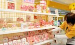 カーネーションモチーフのメッセージカードが並ぶ売り場＝７日、鳥取市今町２丁目の鳥取ロフト