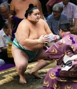 　２０２４年９月、大相撲秋場所で懸賞金の分厚い束を受け取る大関琴桜＝両国国技館