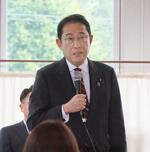 　山形市で開かれた「政治刷新車座対話」であいさつする岸田首相＝１９日午後