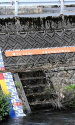 県が大井手川の護岸に設置した水位表示サイン＝６月２６日、鳥取市河原町渡一木