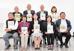 最優秀賞に輝いた「菜種」を手に受賞を喜ぶ広報委員＝１０日、北栄町農村環境改善センター