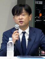 　記者会見する吉野家ＨＤの成瀬哲也取締役＝１９日、東京都中央区