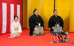 　昇進伝達式で口上を述べた第７５代横綱となった大の里（中央）。右は二所ノ関親方＝２８日午前、茨城県阿見町の二所ノ関部屋
