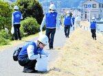道路脇のごみを拾う社員ら