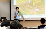 秀吉の城攻めに遭い切腹した経家の遺書から当時の思想に迫った清水教授＝２２日、鳥取市吉方温泉３丁目の市文化センター