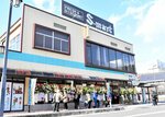 新たにオープンした「エスマートわかさ店」には、待ち望んでいた町民が詰めかけた＝１１月２８日、若桜町若桜