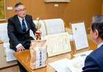 田中市長（右）に大会での結果を報告する小原さん