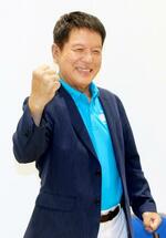 　東京都知事選への立候補を正式に表明し、ポーズをとる清水国明氏＝３０日午後、都庁