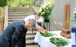 献花台に花を手向ける参列者＝２４日、境港市花町