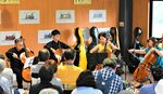 美しい音色を来場者に披露するエクラのメンバー
