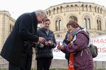　ノルウェーの国会議事堂前で、議員らに折り鶴を手渡す福島富子さん（手前右）＝９日、オスロ（共同）