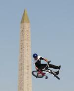 　自転車ＢＭＸフリースタイル・パーク男子予選、コンコルド広場のオベリスクを背景に技を繰り出す中村輪夢＝３０日、パリ（ロイター＝共同）