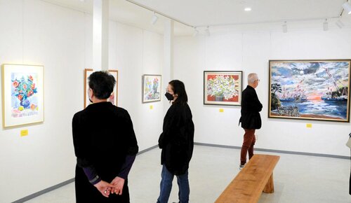 個性豊かな作品を楽しむ来場者ら