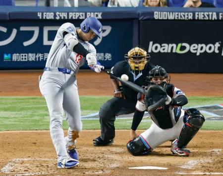 　マーリンズ戦の５回、９号２ランを放つドジャース・大谷＝マイアミ（共同）