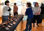 多彩な詩画作品が並ぶ会場