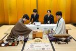 　将棋の第９期叡王戦５番勝負第４局で対戦する藤井聡太叡王（左）と伊藤匠七段＝３１日午前、千葉県柏市（日本将棋連盟提供）