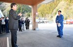 現地で活動する職員（右）を拍手で激励する白石町長ら