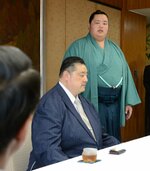 横綱昇進に向けて意気込みを語る琴桜関（右）と佐渡ケ嶽親方＝１７日、鳥取県庁