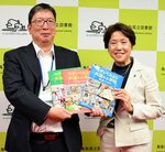 小林館長（左）に本を手渡す木村会長＝鳥取市の県立図書館