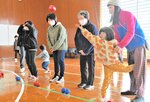 スポーツを通じて交流を楽しんだ参加者＝９日、新温泉町浜坂の浜坂Ｂ＆Ｇ海洋センター体育館