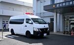 　送検のため、愛知県警田原署を出る少年を乗せた車＝１１日午前８時３４分、愛知県田原市