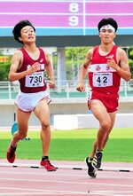 ゴール直前に先行する選手を捉え、３位入賞を決めた大下智矢（左）＝岡山市のシティライトスタジアム