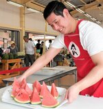 鳥取県産のスイカをＰＲする関係者＝１５日、鳥取市賀露町西３丁目の地場産プラザわったいな