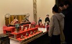 時代の変遷を伝えるひな人形が並ぶ会場＝３日、智頭町智頭の石谷家住宅