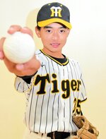 約３００人の応募者から阪神ジュニアに選ばれた大谷＝江府町総合体育館