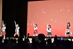 ステージ上で堂々とパフォーマンスをするメンバーら＝３１日、鳥取市のとりぎん文化会館