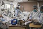 　病院の集中治療室（ＩＣＵ）で新型コロナウイルス患者の治療に当たる医療従事者ら＝２０２１年５月、インド・ニューデリー（ゲッティ＝共同）
