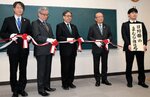 推進局の発足を祝う作野教授（左）と日野郡３町の町長ら＝日野町根雨の町山村開発センター