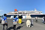 クルーズ船の寄港を歓迎する地元住民ら